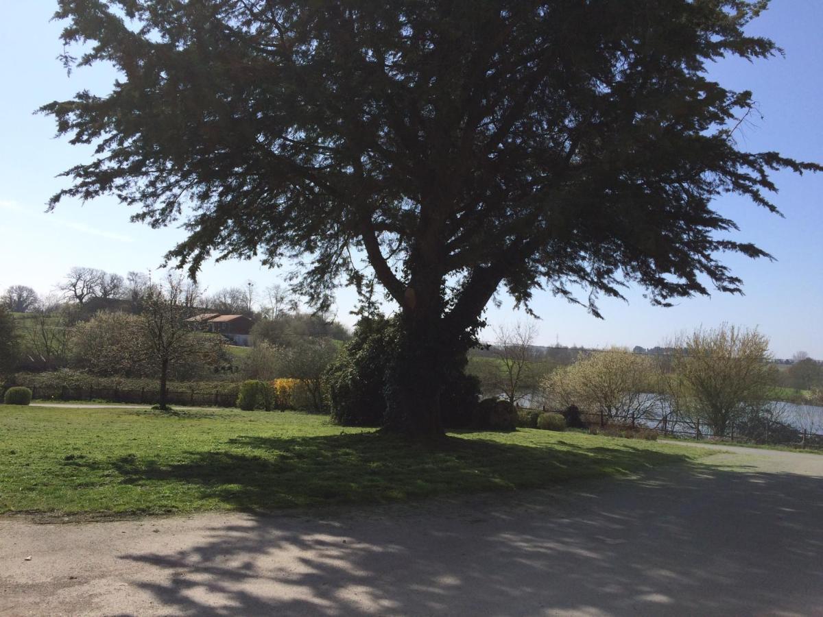 Le Petit Monty Gite Cote Jardin Saint-Malo-du-Bois Экстерьер фото
